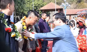 Đón đoàn du khách 'xông đất' xứ Lạng qua Cửa khẩu quốc tế Hữu Nghị