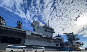 Tàu sân bay HMS Queen Elizabeth của Anh tới Singapore