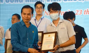 Trao 351 suất học bổng động viên con em công nhân, người lao động
