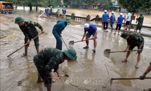 Khẩn trương dọn dẹp các tuyến đường ở TP Huế sau khi nước lũ rút