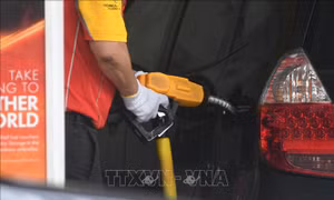 Iran tuyên bố tiếp tục đóng cửa eo biển Hormuz, giá dầu tiếp đà tăng