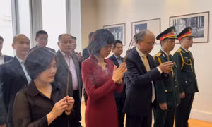 Đại sứ quán Việt Nam tại Pháp dâng hương tri ân các anh hùng liệt sĩ
