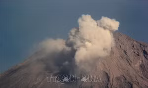 Hai núi lửa đồng loạt phun trào tại Indonesia