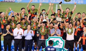 V.League 2-2024/2025: Phù Đổng Ninh Bình nâng cúp vô địch, Huế nói lời chia tay
