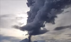 Núi lửa Ulawun ở Papua New Guinea lại phun trào, nhiều người phải sơ tán
