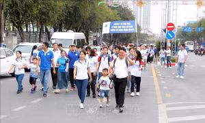 Đi bộ 'hướng về bệnh nhân nghèo'