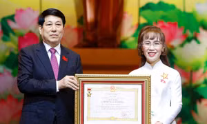 Tiến sĩ Nguyễn Thị Phương Thảo nhận danh hiệu Anh hùng Lao động
