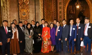 Đoàn công tác tại dinh thự Mar-a-Lago.