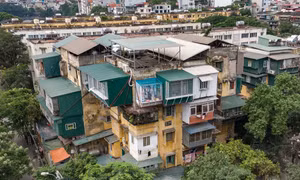 Đa phần các chung cư cũ tại Hà Nội hiện nay đều bị các hộ dân cơi nới “chuồng cọp”.