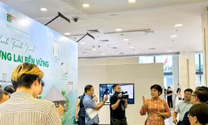 Các đại biểu tham quan các gian hàng triển lãm tại Tuần lễ Công trình xanh Việt Nam năm 2024.