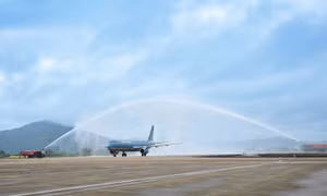 Vietnam Airlines đưa những hành khách đầu tiên trở lại sân bay Liên Khương