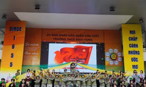 Biểu diễn hoạt cảnh “Ngời sáng những tấm gương Anh hùng” của Trường THCS Dịch Vọng (Cầu Giấy).