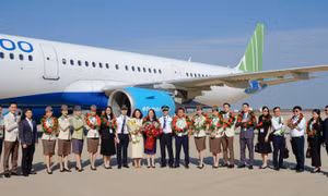 Cận cảnh chuyến bay đầu tiên của Bamboo Airways đến sân bay Long Thành