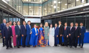 Tiến sĩ Nguyễn Thị Phương Thảo bấm nút khai phiên Sàn giao dịch Chứng khoán Luân Đôn