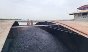 Vùng Cảnh sát biển 1 tạm giữ tàu chở 700 tấn bã xít không rõ nguồn gốc