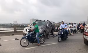Tai nạn giao thông làm tắc đường nhiều giờ trên cầu Vĩnh Tuy, Hà Nội