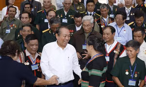 Phó Thủ tướng Trương Hòa Bình với các đại biểu người có công tỉnh Kon Tum.