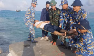 Cán bộ, chiến sĩ đảo Phan Vinh đưa bệnh nhân Nguyễn Văn Khai vào đảo để điều trị