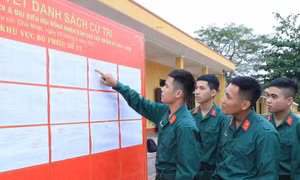 Các chiến sĩ Trung đoàn 66, Sư đoàn 304 (Quân đoàn 2) theo dõi danh sách cử tri tại đơn vị.