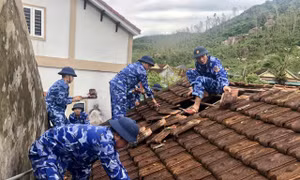 Cảnh sát biển tích cực giúp dân khắc phục hậu quả bão Bualoi