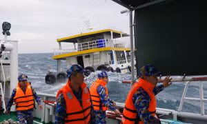 Tàu 792 lai kéo tàu khách vào bờ