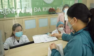 Người dân sử dụng thẻ căn cước công dân gắn chíp đã tích hợp bảo hiểm y tế đến khám, chữa bệnh tại bệnh viện Đức Giang