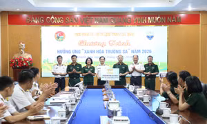 Vùng 4 Hải quân tiếp nhận 50 tấn phân bón hỗ trợ Chương trình ‘Xanh hóa Trường Sa’