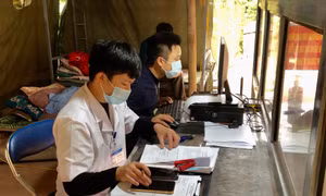 Nhân viên Trạm kiểm soát phòng chống dịch COVID-19 huyện Mường Nhé, tỉnh Điện Biên theo sõi người dân ra vào địa bàn thời gian giãn cách