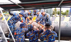 Cán bộ, chiến sĩ đảo Sinh Tồn đưa bệnh nhân Trần Hửu lên đảo cấp cứu