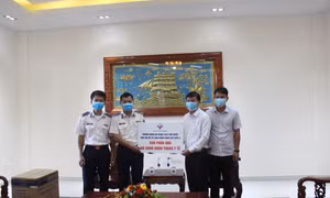 Bộ Tư lệnh Vùng Cảnh sát biển 4 tiếp nhận quà tặng của Phòng khám đa khoa SOS Phú Quốc 5.000 khẩu trang y tế và 500 suất quà nhằm động viên, chia sẻ khó khăn chống COVID-19.