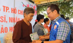 Mang tình cảm của đất liền đến với quân và dân đảo Hòn Đốc