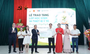 Tập đoàn Stavian trao tặng lớp học STEM và thiết bị y tế tại Bắc Ninh