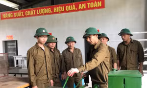Thiếu tá Trần Thanh Bình (người đeo găng tay) Trung đoàn 68, Sư đoàn 304 (Quân đoàn 2) là một "cây sáng kiến cải tiến kỹ thuật" của đơn vị.