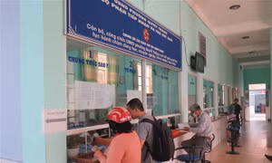 Người dân đến làm thủ tục hành chính tại bộ phận một cửa của phường Quyết Thắng, thành phố Biên Hòa, tỉnh Đồng Nai