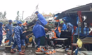Cán bộ, chiến sỹ BTL Vùng Cảnh sát biển 2 giúp đỡ nhân dân khắc phục hậu quả mưa bão.