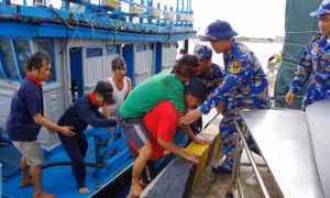 Bệnh xá đảo Trường Sa cấp cứu ngư dân bị tai nạn lao động trên biển