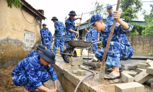 Cảnh sát biển chung sức xây dựng nông thôn mới