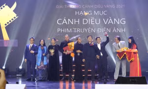 Phó Thủ tướng Vũ Đức Đam trao giải Cánh Diều Vàng cho các tác phẩm, nghệ sĩ, người làm phim xuất sắc năm 2021