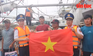 Trung tướng Bùi Quốc Oai, Chính uỷ Cảnh sát biển tặng cờ Tổ quốc cho tàu cá ngư dân trên cảng cá xã đảo Thổ Châu.