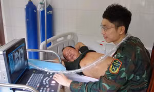 Đảo Trường Sa cấp cứu kịp thời ngư dân tàu cá Quảng Nam bị đau quặn thận