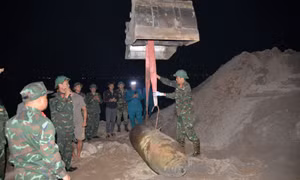 Trục vớt, di dời thành công quả bom M-118 thứ 3 tại quận Long Biên