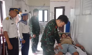 Bệnh xá đảo Trường Sa cấp cứu ngư dân bị cá biển đâm vào chân