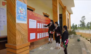 Đồng bào dân tộc Dao xã Ba Vì (Ba Vì) nghiên cứu tiểu sử các ứng viên đại biểu Quốc hội khóa XV và đại biểu HĐND các cấp nhiệm kỳ 2021 - 2026. 