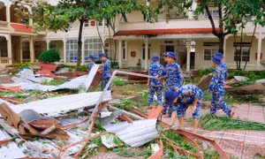 Bộ đội Hải quân tiếp tục giúp nhân dân khắc phục hậu quả bão số 3