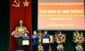 Cảnh sát biển vinh danh và trao thưởng thí sinh đạt giải Nhất cuộc thi 'Tổ quốc bên bờ sóng'
