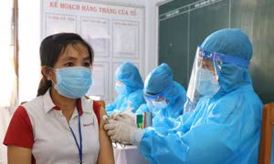 Tiêm vaccine phòng COVID-19 cho công nhân lao động ở Phú Yên. Ảnh: Phạm Cường-TTXVN