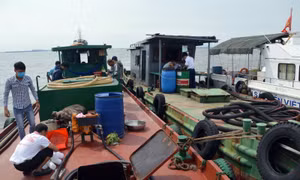 Cảnh sát biển xử lý tàu sang mạn dầu trái phép trên biển