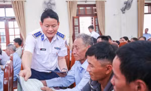 Cùng ngư dân thắp sáng đèn trên biển