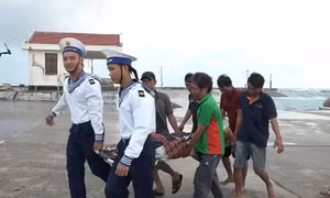 Đảo Song Tử Tây cấp cứu ngư dân bị chấn thương nặng khi khai thác hải sản trên biển