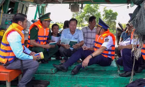 Cấp phát mã QR dán tại các cảng cá, bến tàu và trên các phương tiện khai thác để chống IUU